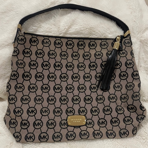 Michael Kors signature canvas large shoulder bag. - Picture 1 of 5